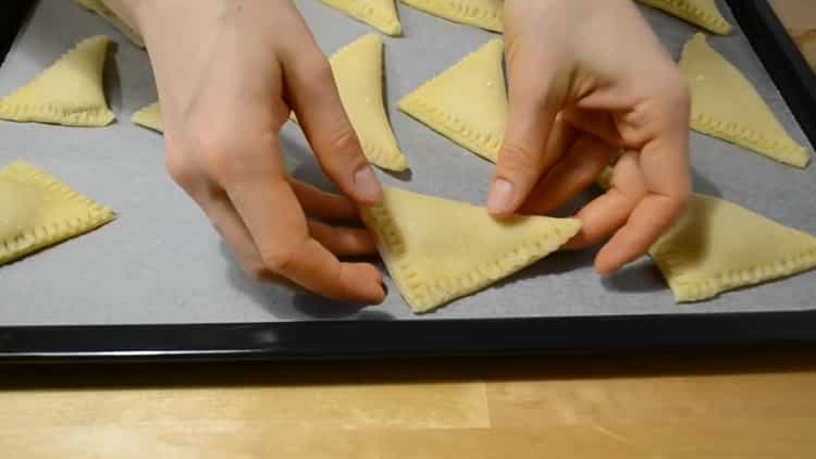 Chcete-li vytvořit obálky tvaroh cookies, umístěte soubory cookie na plech