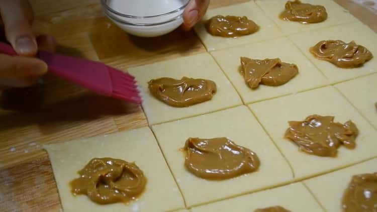 Για να φτιάξετε τα cookie περιττωμάτων φακέλων, τοποθετήστε το γεμιστικό στη ζύμη