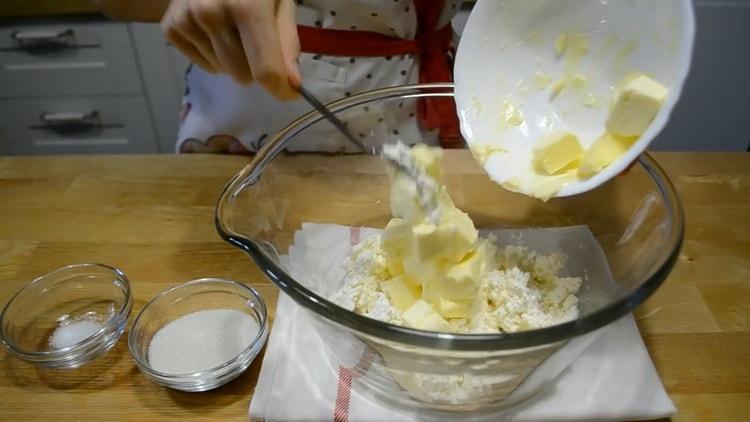 Chcete-li vytvořit obálky tvaroh cookies, smíchejte mouku s máslem