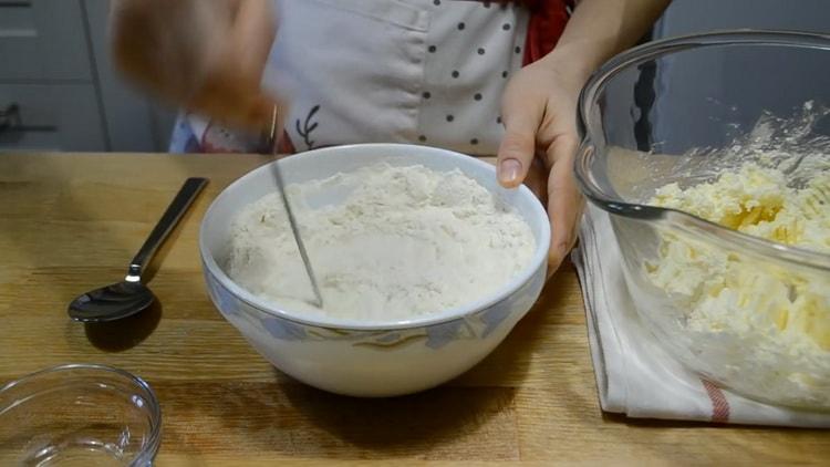 Για να φτιάξετε τα cookie περιτυλίγματος φακέλων, τρίψτε το αλεύρι