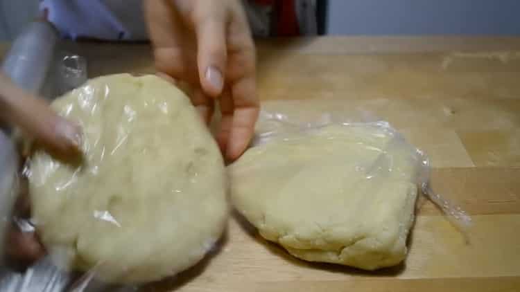 Borítékos túrós sütik készítéséhez tegye a tésztát egy zsákba