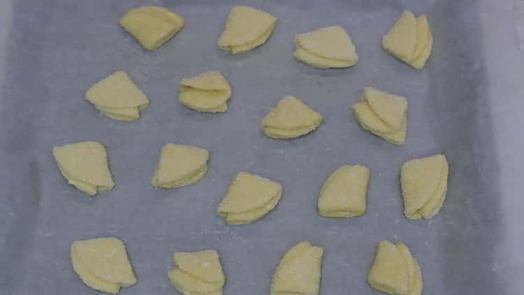 Preriscaldare i triangoli per fare i biscotti con la cagliata
