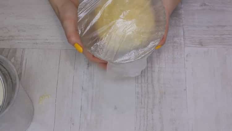 Για την προετοιμασία των τριγωνικών μπισκότων ξεφλουδίστε τη ζύμη σε μια τσάντα