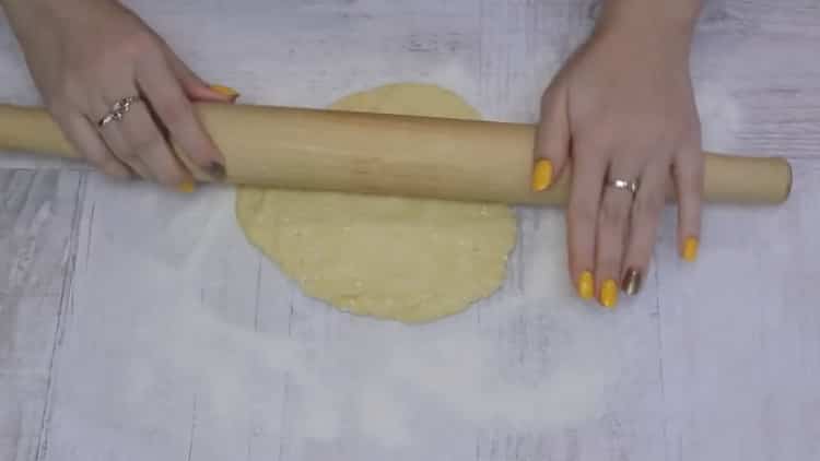 Για την προετοιμασία των cookies τυρί cottage, κυλήστε τα τρίγωνα της ζύμης