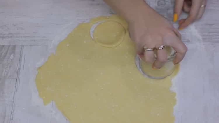 Norėdami paruošti varškės sausainius, išspauskite trikampius į tešlos formą