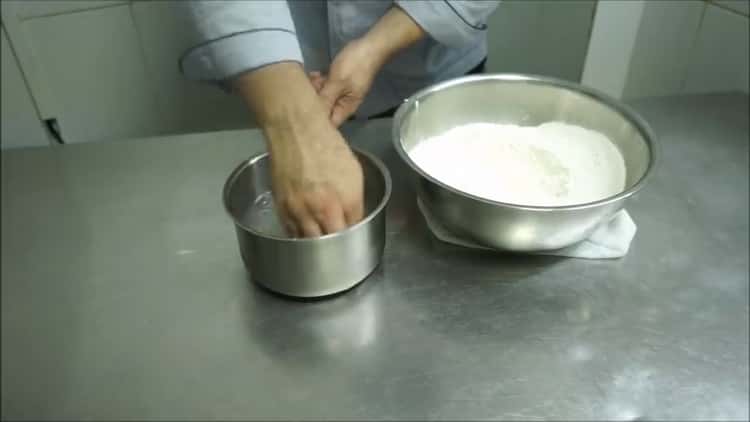 Για να προετοιμάσετε τη ζύμη manti, ετοιμάστε τα συστατικά