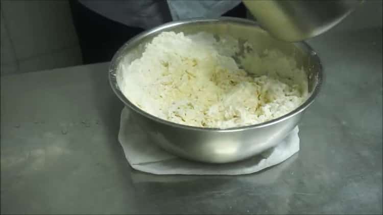 Manti tészta elkészítéséhez kombinálja az összetevőket