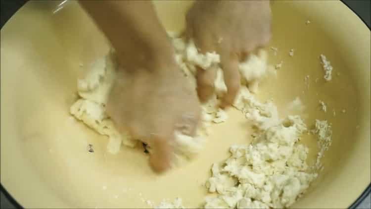 За да направите тесто манти, смесете съставките.