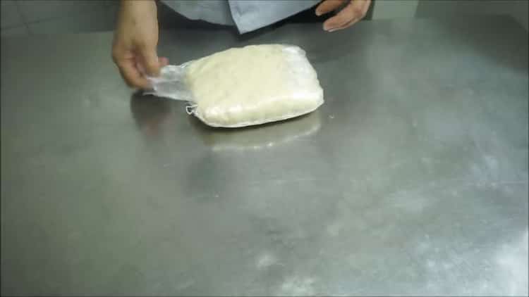 Manti tészta készítéséhez tegye a tésztát filmbe