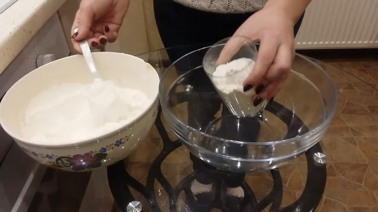 Пресейте брашно, за да направите кнедли в мляко