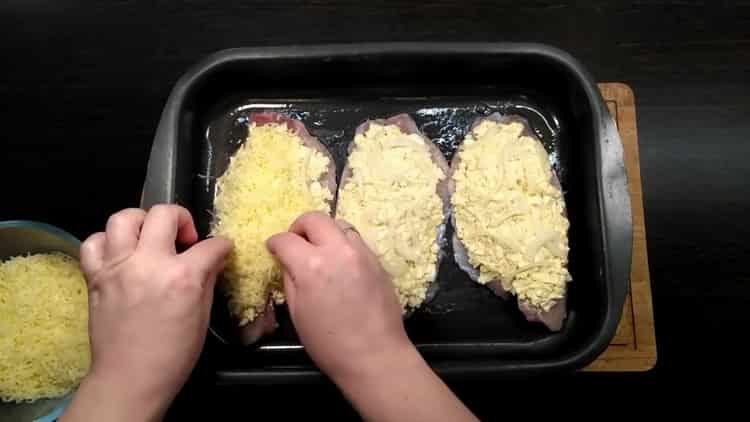 A tilapia készítéséhez a sütőben reszeljük a sajtot