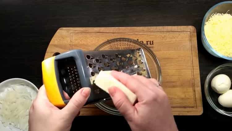 Norėdami gaminti tilapiją orkaitėje, sutarkuokite sūrį