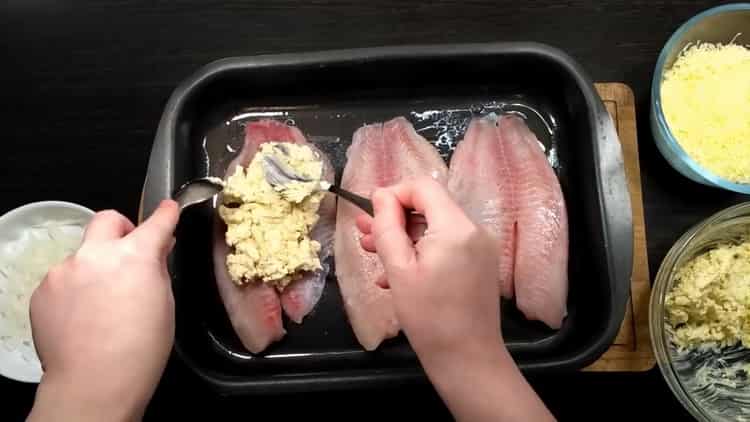 Um Tilapia im Ofen zuzubereiten, geben Sie die Füllung 4 auf den Fisch