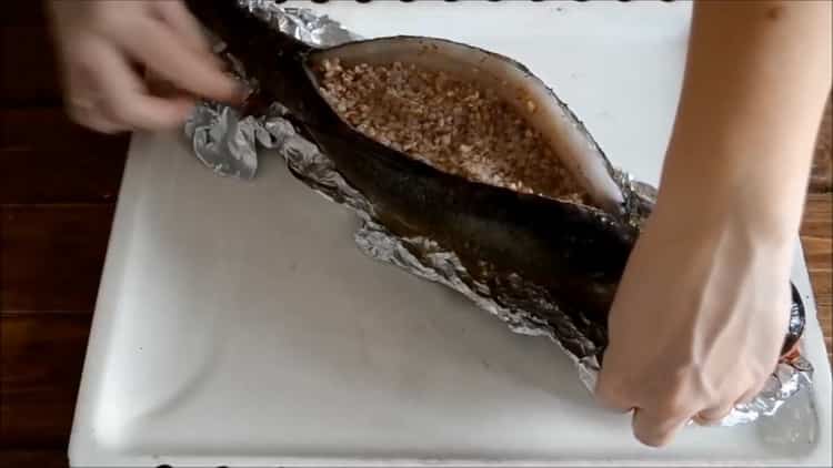 Um Silberkarpfen im Ofen zuzubereiten, füllen Sie Fisch an