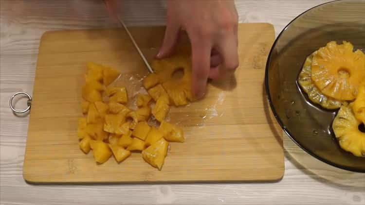 Per fare una torta pancho con ananas e noci, tagliare gli ananas