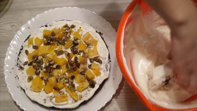 Panchokakun valmistamiseksi ananasta ja saksanpähkinöitä laittamalla appelsiinit kakun päälle