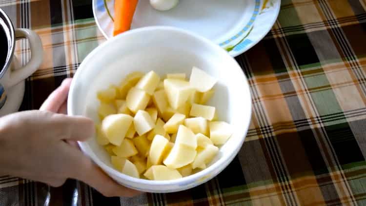 Per preparare il cavolo in umido con le patate, prepara gli ingredienti