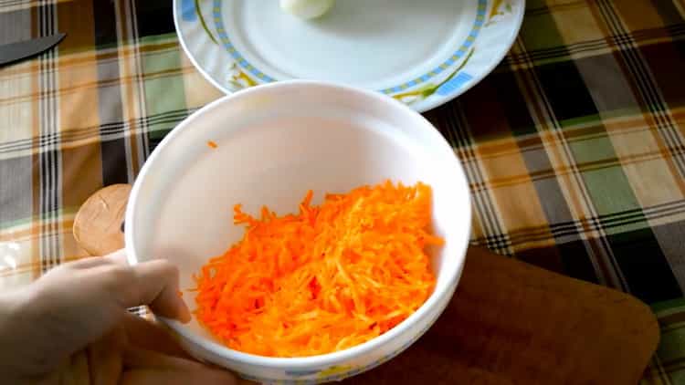 Per cucinare il cavolo in umido con patate, grattugiare le carote