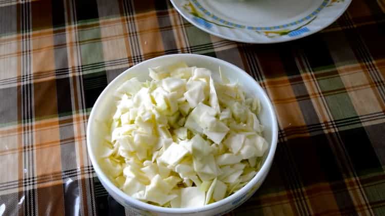 Per cuocere il cavolo in umido con le patate, tagliare tutti gli ingredienti
