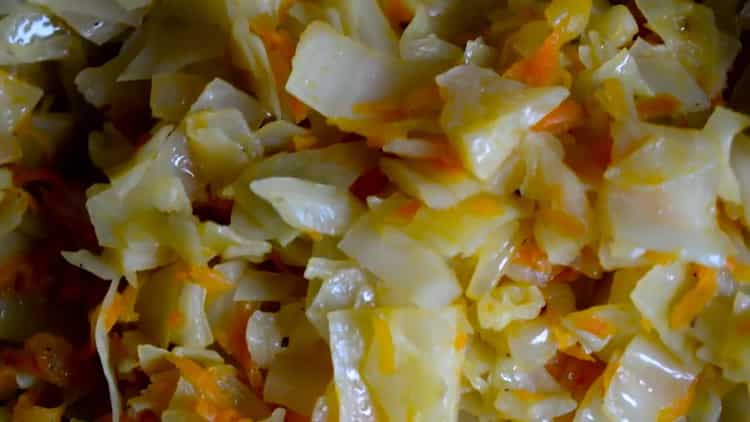 Paista ainesosat, jotta voit keittää haudutettua kaalia perunoiden kanssa