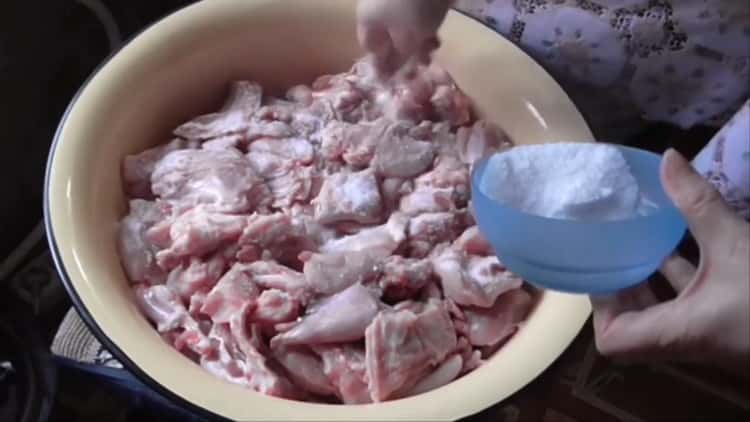 Per cucinare lo stufato di coniglio, salare la carne