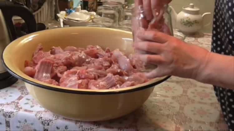 Per preparare lo stufato di coniglio, metti la carne in un barattolo