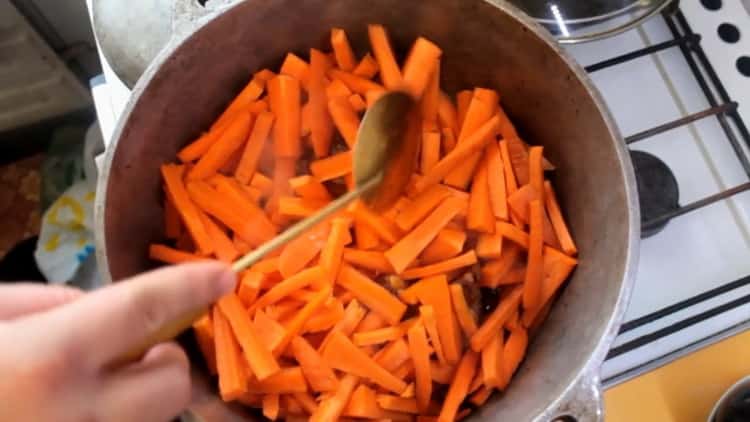 Για να μαγειρέψετε το ουζμπεκικό πιλάφι από χοιρινό ψιλοκόβουμε τα καρότα