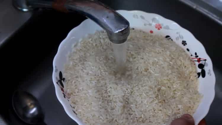 Per preparare il pilaf uzbeko di maiale, lavare il riso