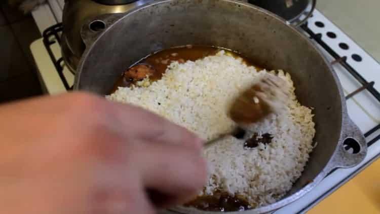 Norėdami gaminti uzbekų pilafą iš kiaulienos, įpilkite ryžių
