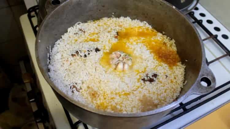 Aggiungi l'aglio al pilaf uzbeko
