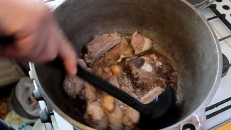 لإعداد بيلاف الأوزبكي من لحم الخنزير ، تحضير المكونات