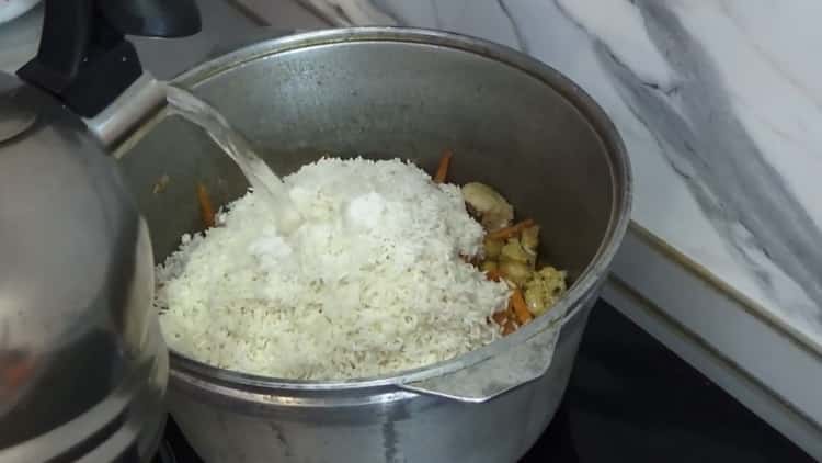 Fügen Sie Reis hinzu, um usbekischen Pilaw mit Huhn zu kochen