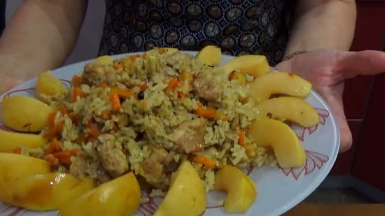 Il pilaf uzbeko con pollo è pronto