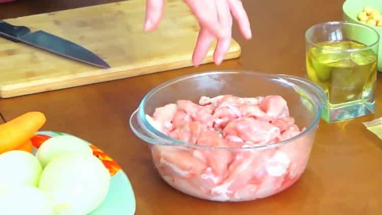 Um usbekischen Pilaw mit Huhn zu kochen, hacken Sie Fleisch