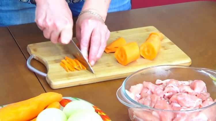 Um usbekischen Pilaw mit Huhn zu kochen, hacken Sie Karotten