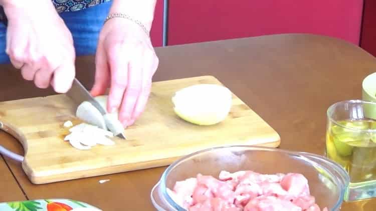 لطهي بيلاف أوزبكي مع الدجاج ، يقطع البصل