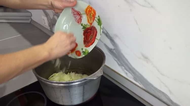 Per cuocere il pilaf uzbeko con il pollo, friggere la cipolla