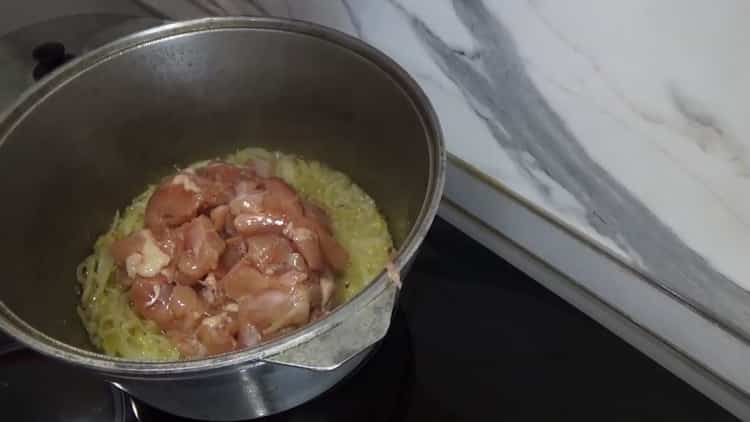 Az üzbég pilaf csirkével történő főzéséhez megsütjük a húst