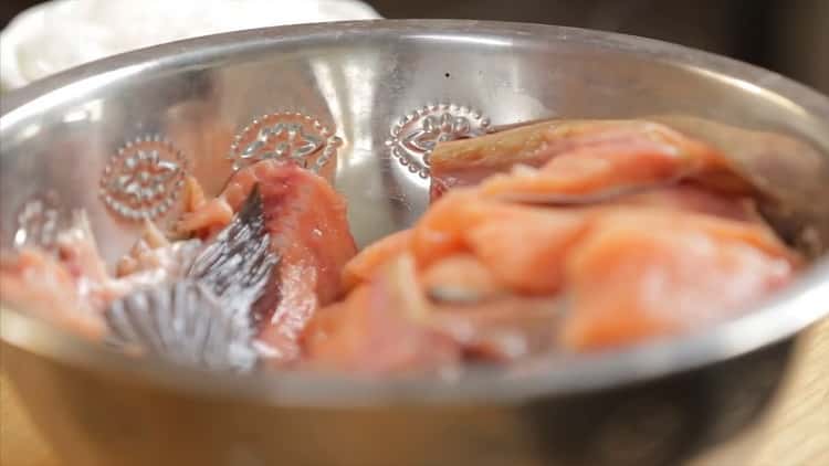 Főzni rózsaszín lazac hal leves