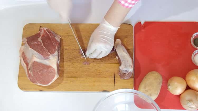 Um Hackfleisch nach einem einfachen Rezept für Manti zuzubereiten, bereiten Sie das Fleisch zu