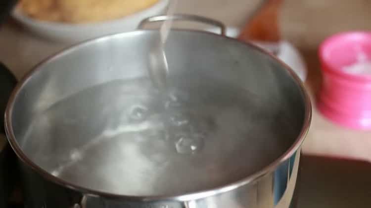 Για να κάνετε το κοτόπουλο fettuccine, προθερμαίνετε το τηγάνι