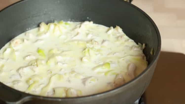 Για να κάνετε κοτόπουλο fettuccine, ετοιμάστε τη σάλτσα