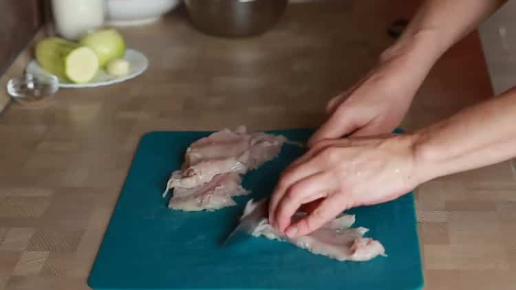 Για να μαγειρέψετε κοτόπουλο fettuccine, ψιλοκόψτε το κρέας