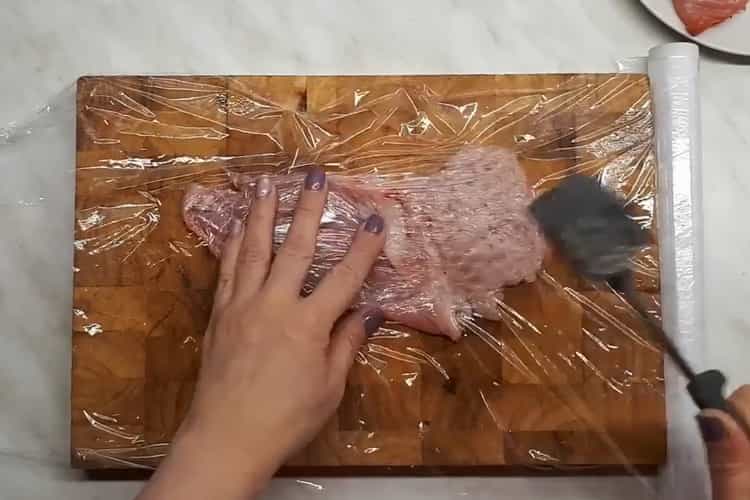 Um das Kaninchenfilet nach dem Rezept zum Kochen zuzubereiten, muss das Fleisch geschlagen werden