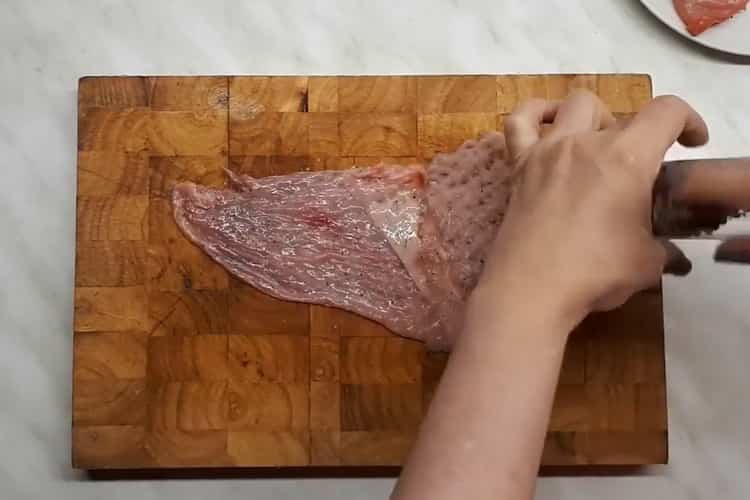 Για να προετοιμάσετε το φιλέτο κουνελιού σύμφωνα με τη συνταγή για το μαγείρεμα, πρέπει να αλατίσετε το κρέας