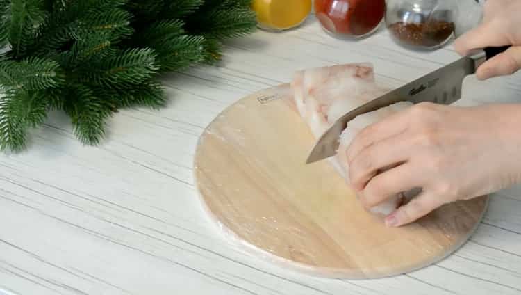Σύμφωνα με τη συνταγή για την προετοιμασία του φιλέτου σε ένα τηγάνι, ετοιμάστε τα συστατικά