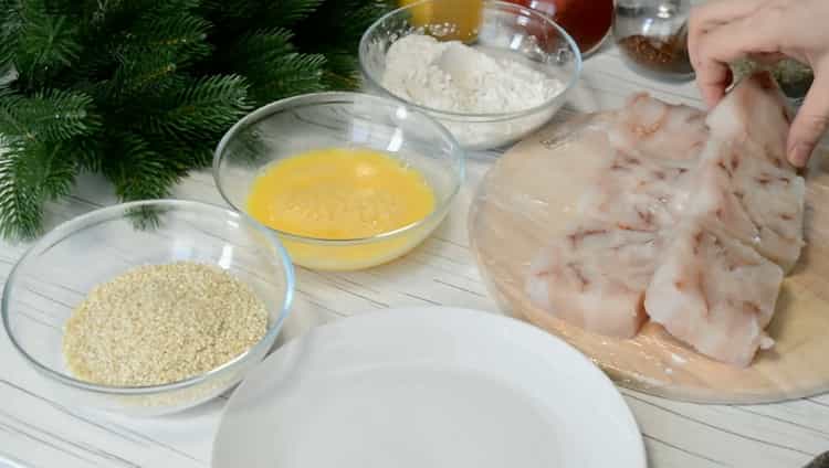 Pagal receptą gaminti pollako filė keptuvėje, supjaustykite žuvį