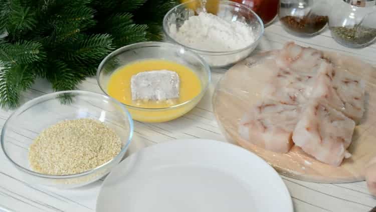 Secondo la ricetta per cucinare il filetto di pollock in una padella, padella di pesce