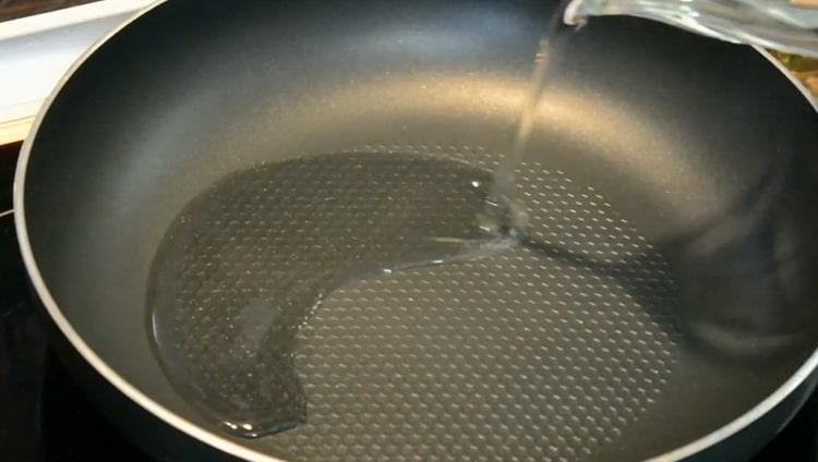 Σύμφωνα με τη συνταγή για φιλέτο ψησίματος ψησίματος σε μια κατσαρόλα, θερμαίνετε το τηγάνι