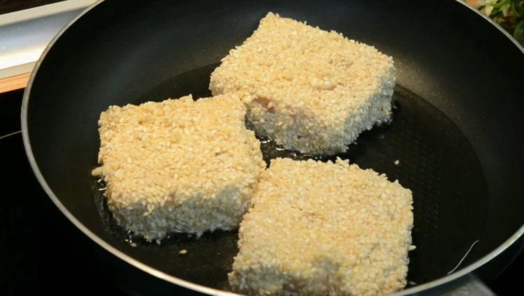 Secondo la ricetta per cucinare il filetto di pollock in una padella, friggere il pesce